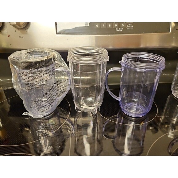 Lot Of 16 Pieces Nutribullet Assorted Cups & Lids / Tops + 1 Blade (Untested) - Picture 12 of 12